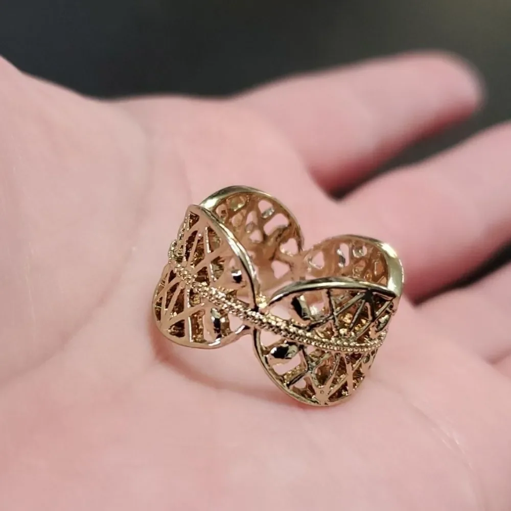 Gold tone ring with oval design size 7.25